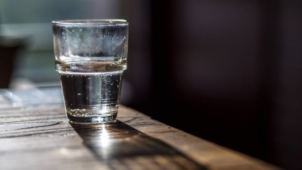 un vaso de agua antes de dormir