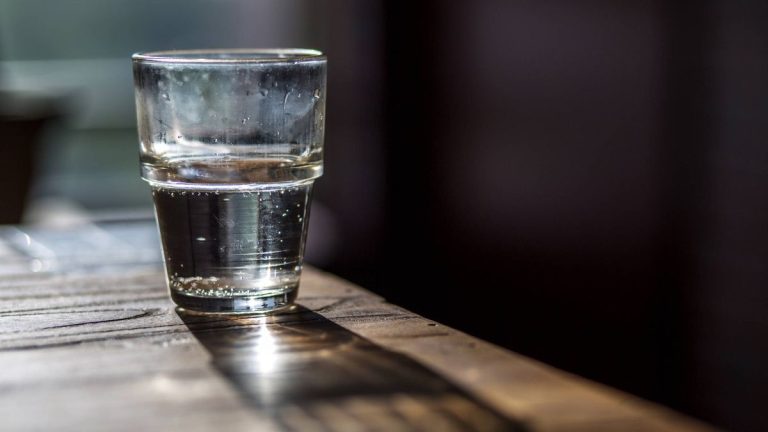 Qué pasa si me tomo un vaso de agua antes de dormir